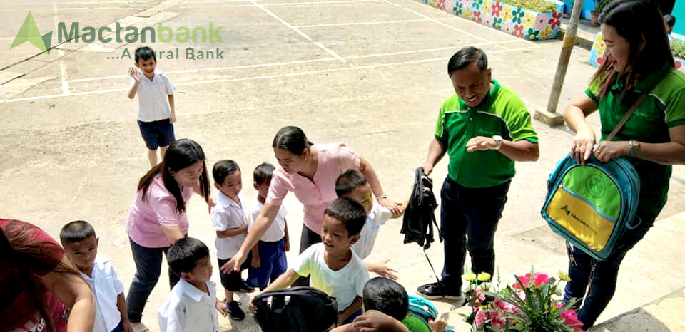 Mactanbank - Main Branch bags distribution together with the president Guzman Macabudbud at Agus Elementary School.