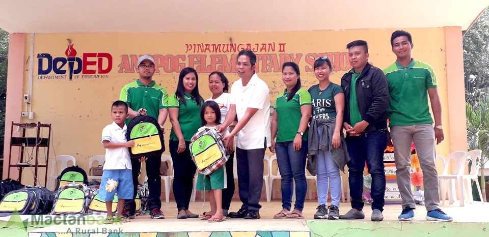 Mactanbank - Toledo Branch together with the selected pupils of Anapog Elementary School.